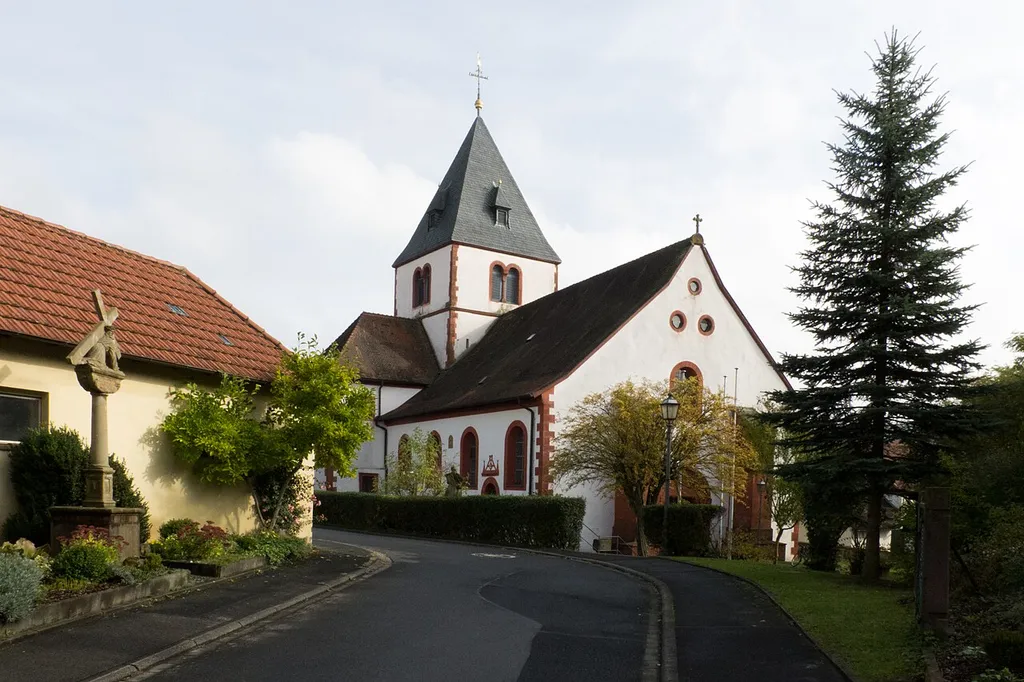 Die Pfarrkirche St. Lambertus von Thulba aus NW