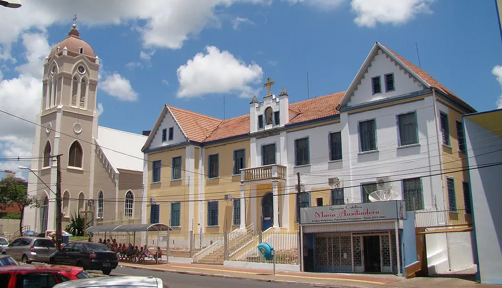 Catedral de São João Batista - Igreja Matriz de Foz do Iguaçu, Paraná, Sul do Brasil. Construção da primeira metade do séc. XX, situa-se na av. Jorge Schimmelpfeng, 70, centro.
