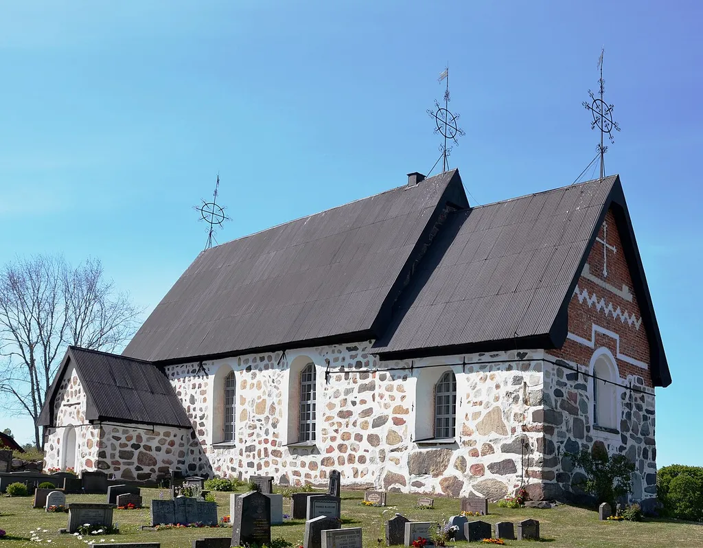 Edsbro kyrka - vy från sydväst