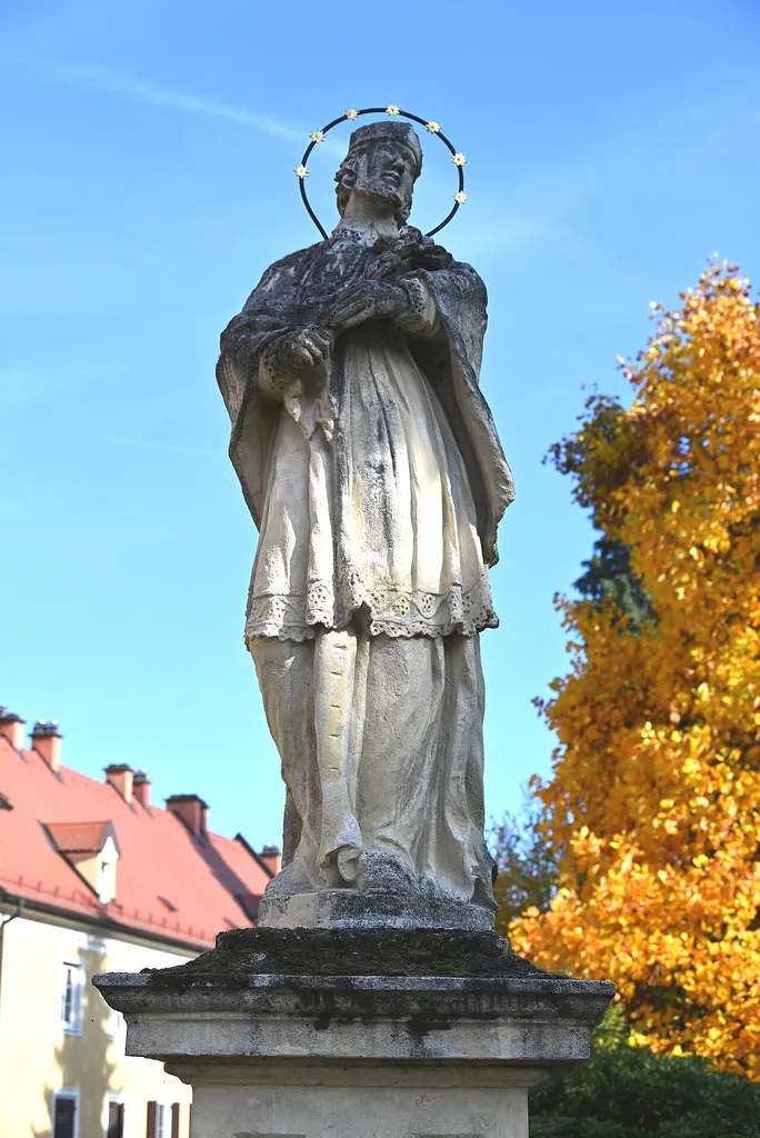 denkmalgeschützter Figurenbildstock Hl. Nepomuk an der Kreuzung Uferweg-Obere Schmiedgasse in Deutschlandsberg, Steiermark, Österreich