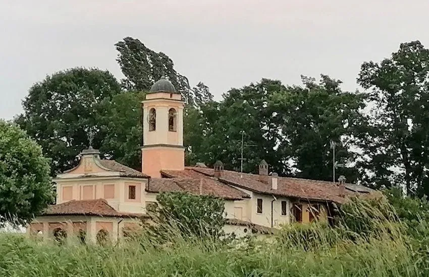 La Chiesa della Beata Vergine di Caravaggio a Fogliano Superiore (Vigevano) vista da lontano.