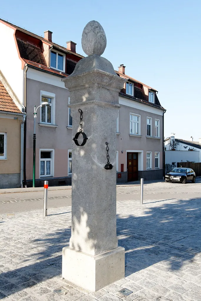 Pranger in Hainburg an der Donau (Niederösterreich): Steinsäule mit Jahreszahl 1724, Ketten und Handschellen sind nachgebildet. Der Pranger wurde 1957 am Anger, dem ehemaligen Stadtkern, aufgestellt.