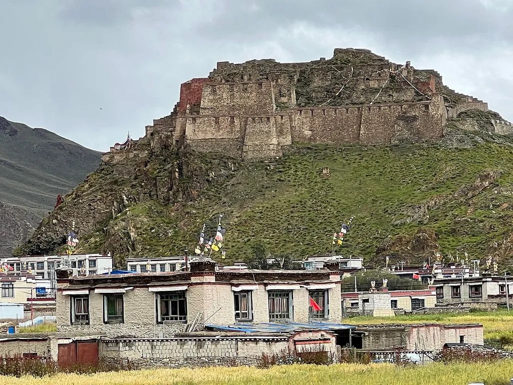达隆镇山顶古堡