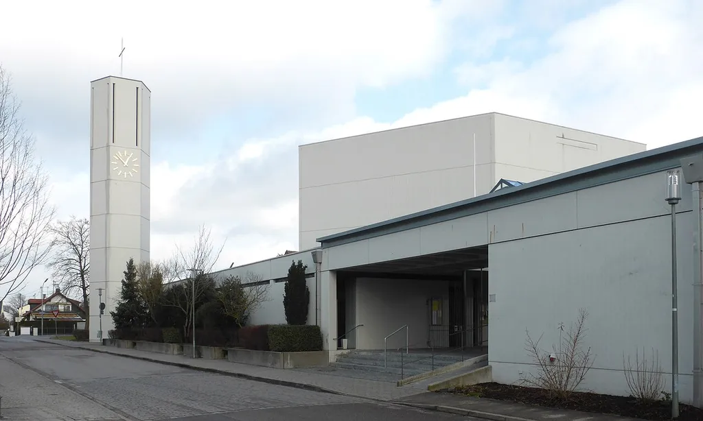 Mailing, die neue Martinskirche von Südsüdwesten gesehen.
