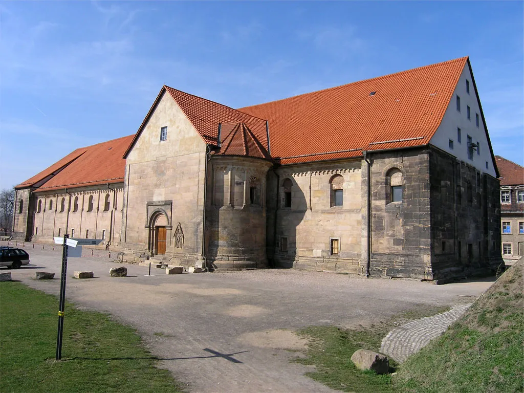 Südseite der Peterskirche (errichtet zwischen 1103 und 1147) in der Zitadelle Petersberg in Erfurt