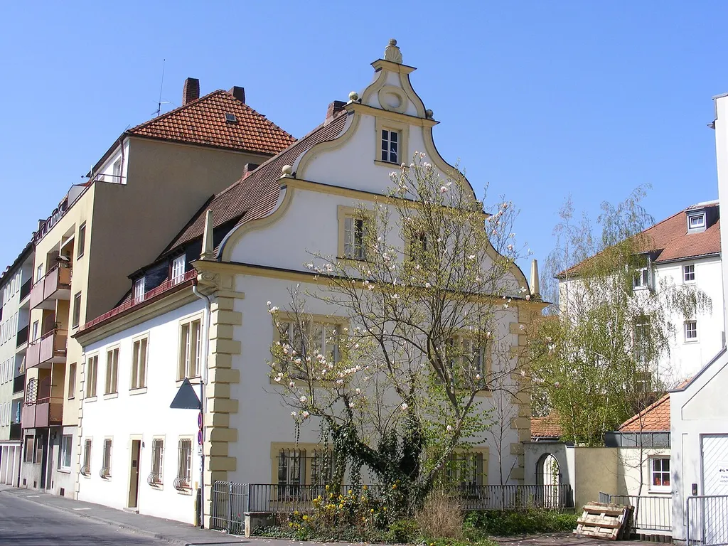 Würzburg - Kapuzinerstr. 31 (Schildbeschriftung: "Seit 1677 Mühlhaus des Kartäuserkloster "Zum Engelgarten").