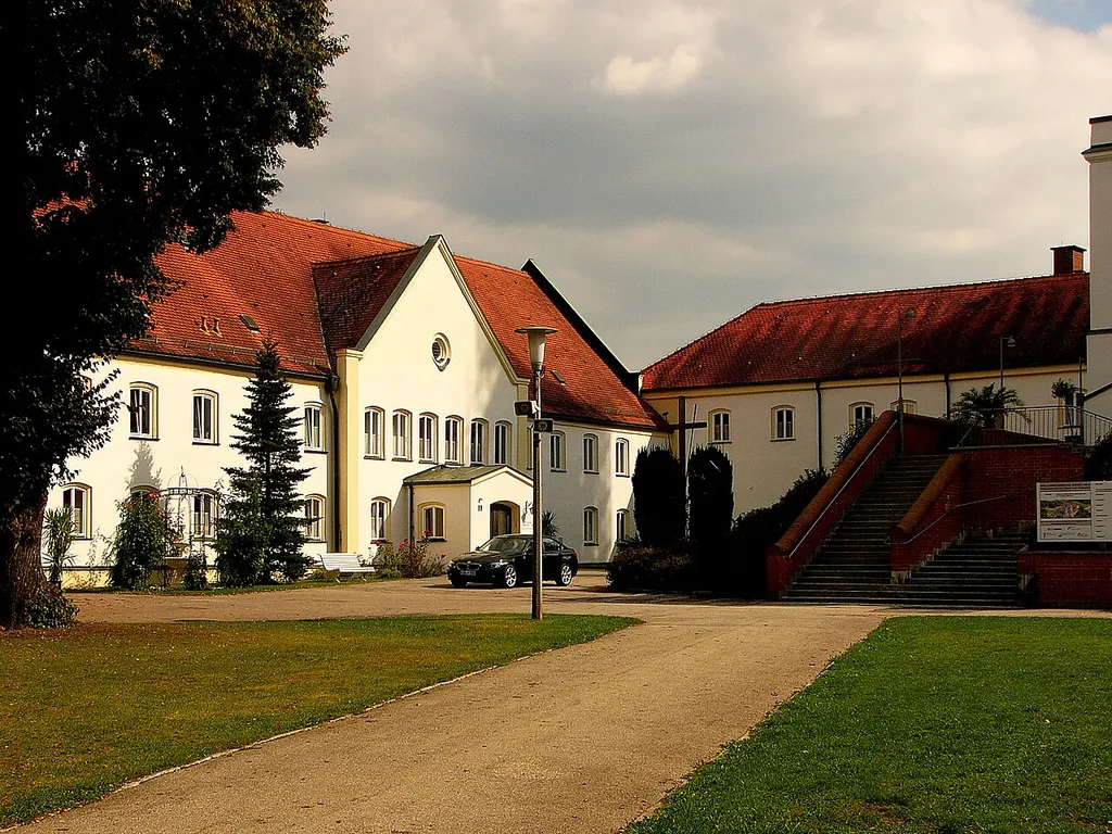 Kapuzinerkloster; langgestreckter zweigeschossiger Satteldachbau mit Hauskapelle in zwei Flügeln, mit Giebelrisalit, 1827 als Priesterhaus errichtet, Ausbau und Erweiterung 1851.