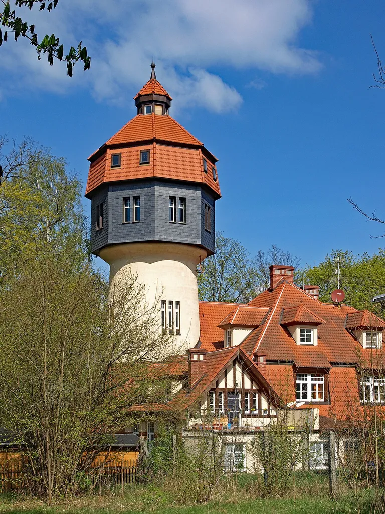 Wasserturm mit Wärterwohnhaus und Pumpstation in Rehagen