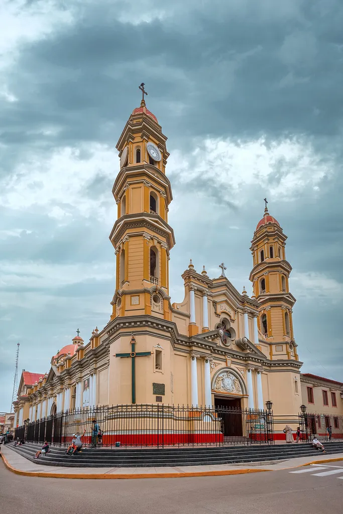 La Catedral de Piura es una edificación religiosa ubicada en la cuidad de Piura, Perú. Se encuentra ubicado específicamente entre las calles Huancavelica y Tacna, en la plaza de armas de Piura.