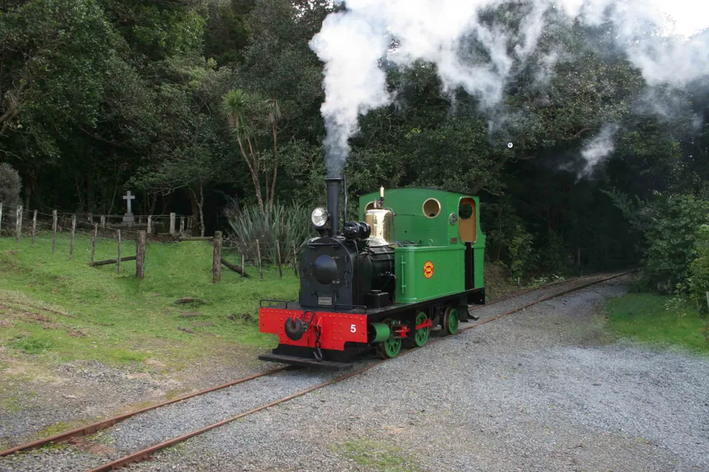 Peckett and son team locomotive 2157