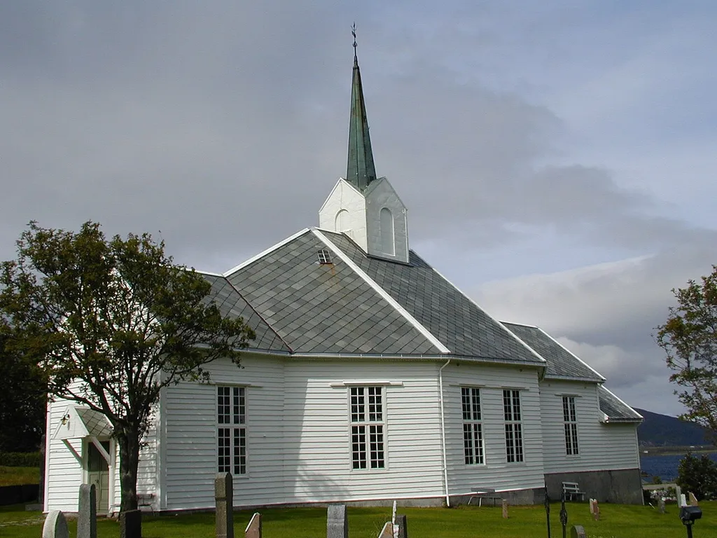Haram kirke fra sørvest. Foto: Max Ingar Mørk. Fra Riksantikvarens Kulturminnebilder.