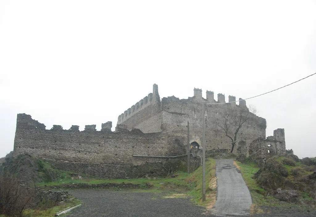 Il Castello di San Giorio di Susa, l'ingresso lato Est