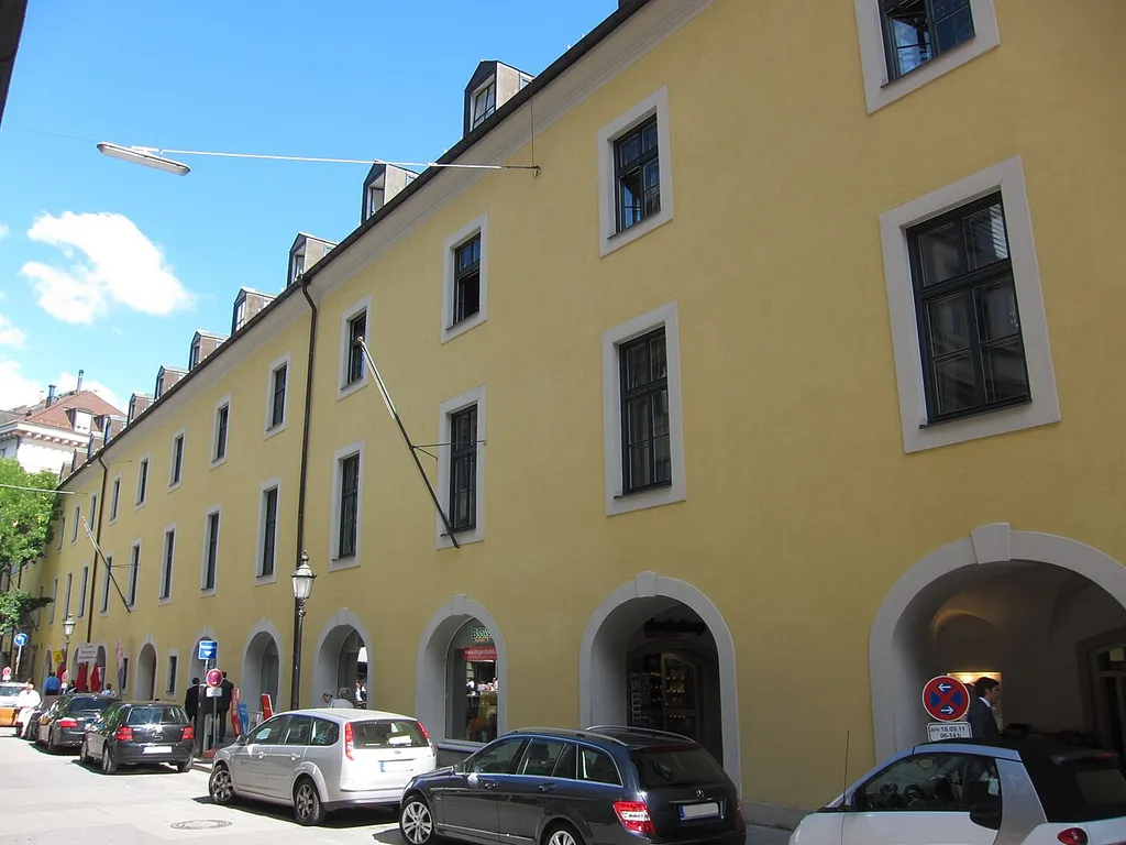 Salvatorplatz 2/2 a; Westteil des ehem. Theatinerklosters (siehe Theatinerstraße 20/21), jetzt Bayerisches Staatsministerium für Unterricht, Kultus, Wissenschaft und Kunst, langgestreckter Frühbarockbau, um 1675/76 von Lorenzo Perti, 1938-41 aufgestockt und umgebaut; südlich anschließend spätbarocker Eckbau von ca. 1731, Teil des ehem. Palais Minucci, um 1939 umgebaut.