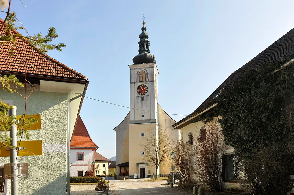 Kath. Pfarrkirche hl. Johannes Evangelist mit Friedhofsfläche This media shows the protected monument with ObjektID 60051 in Austria. (Commons, de, Wikidata)