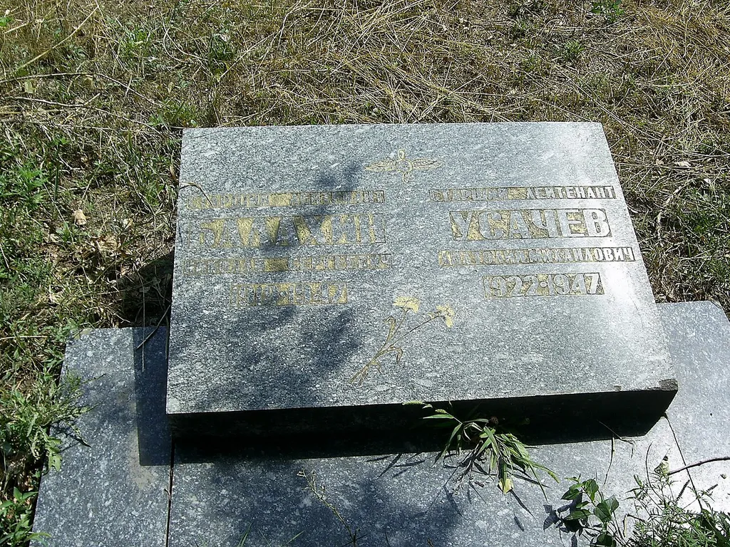 Могили льотчиків-винишувачів Усачьова А.М., Балахіна Н.С. та інших радянських воїнів (1943 р., 1947 р.), смт Авіаторське, Поблизу аеропорту