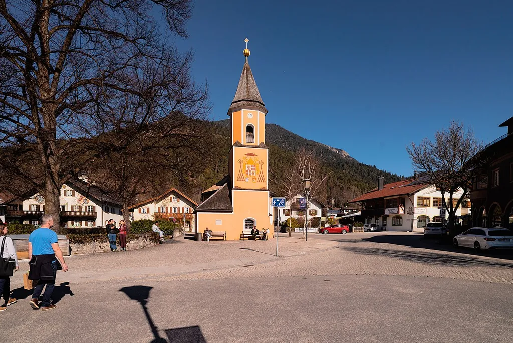 Die Sebastianskirche und der Platz davor in Garmisch-Partenkirchen.