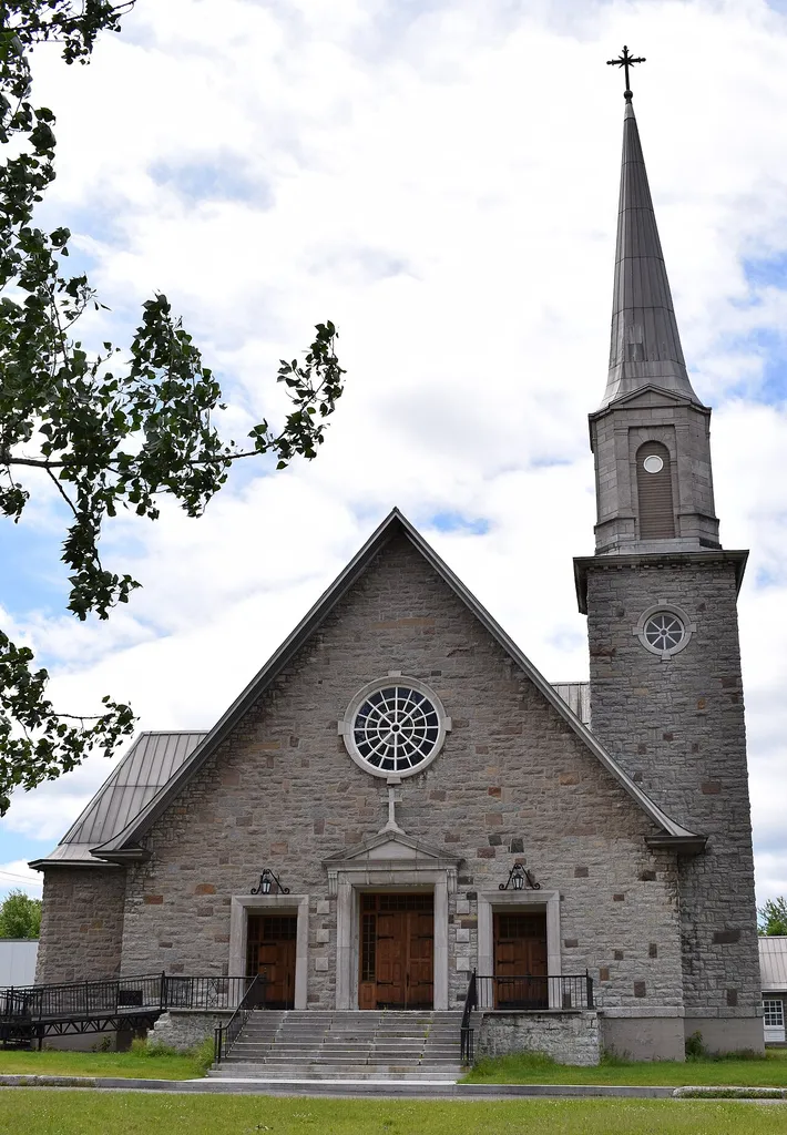 Face avant de l'église de Saint-Jacques à Arvida, Quebec
