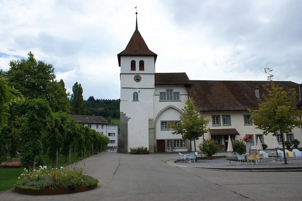 Begegnungsplatz Wohn- und Pflegeheim Frienisberg mit Turm des ehemaligen Klosters