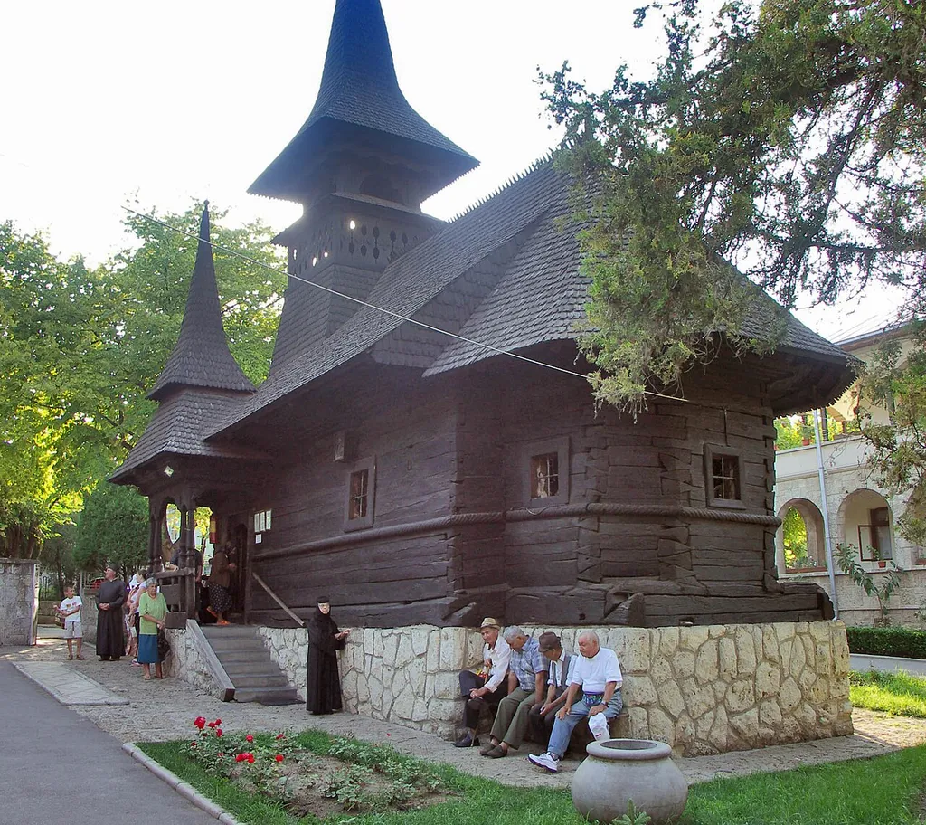 Biserica de lemn din satul Maiorești, comuna Rușii-Munți, județul Mureș, mutată în orașul Techirgiol, județul Constanța. Vedere dinspre sud-est.
