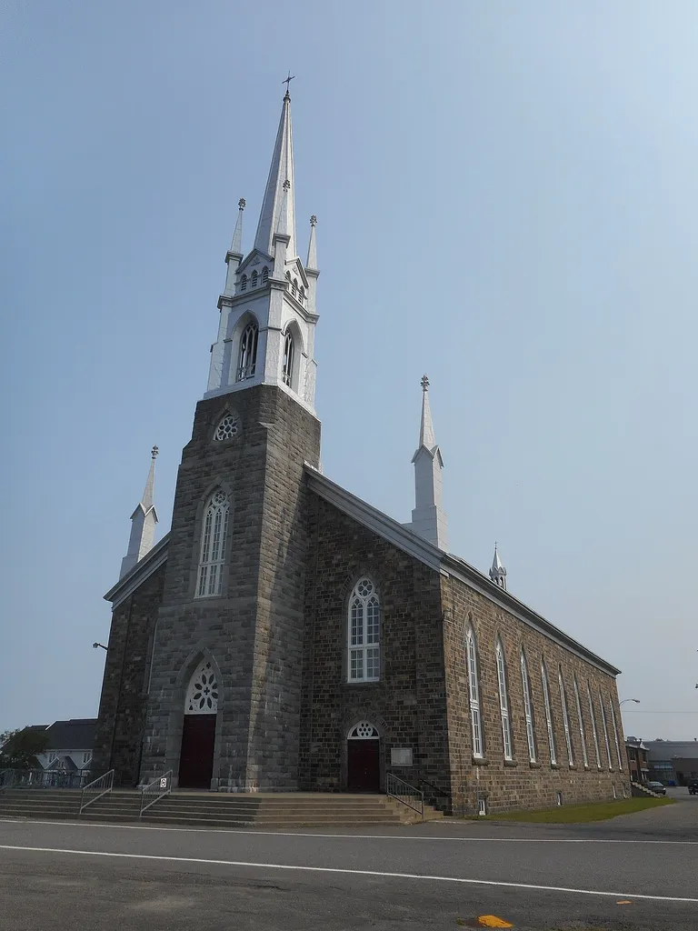 L'église de de La-Décollation-de-Saint-Jean-Baptiste de L'Isle-Verte a été construite en 1846 et 1855. Elle fait partie de l'îlot religieux de L'Isle-Verte, qui a été constitué site du patrimoine en 2008. patrimoine-culturel.gouv.qc.ca