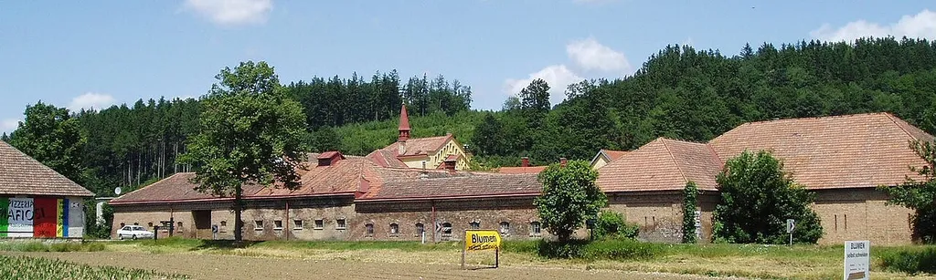 Mayerling- Panorama der Stallungen und Franziskanerinnenkirche.