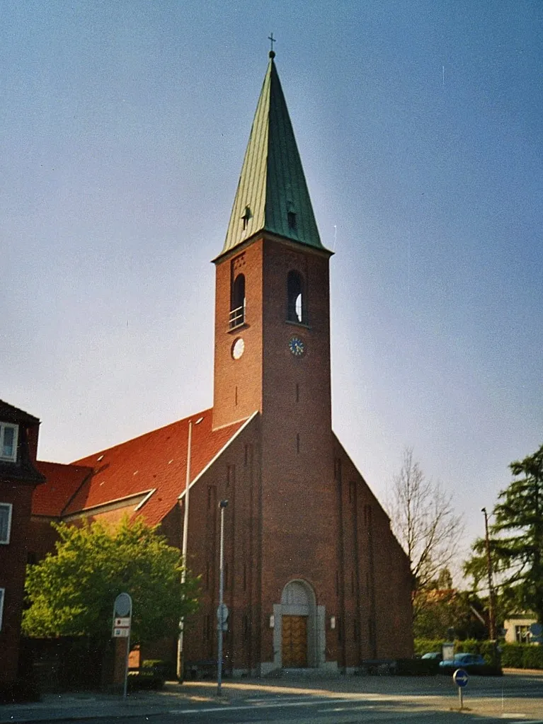 Helleruplund Kirke, Bernstorffsvej 73, Helleruplund, Helleruplund Sogn, Gentofte Kommune