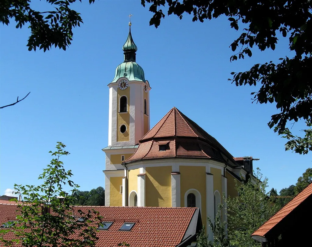 Kirchgasse 2; Katholische Stadtpfarrkirche St. Mariä Himmelfahrt, nach dem Brand 1783 neu errichtet von Johann BaumgartnerBKL in den Jahren 1783/1785 unter Einbezug des gotischen Chors und des Turmes von 1713.