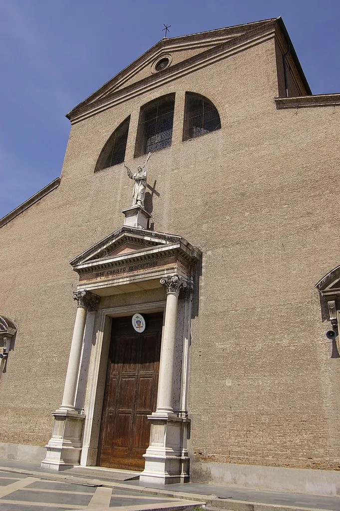 facciata del duomo di adria con particolare in marmo