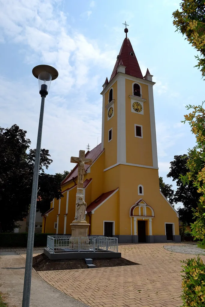 Plavecký Štvrtok (okr. Malacky), Kostol Nanebovzatia Panny Márie