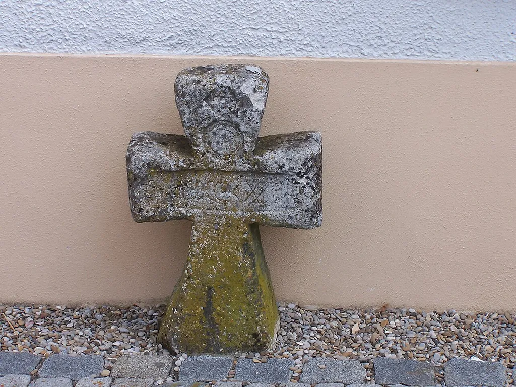 Steinkreuz neben dem Westportal der Wallfahrtskirche St. Ottilia in Hellring, Landkreis Kelheim in Niederbayern. Höhe 90 cm. Am Querbalken ist die Jahreszahl 1733 in römischen Ziffern zu lesen. MDCCXXXCCC