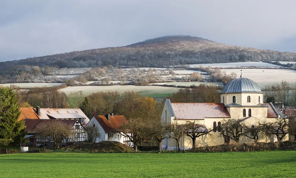Die im Jahr 2015 neu erbaute Kirche des serbisch orthodoxen Klosters in Unterufhausen mit dem Kloster links davon. Im Hintergrund der Soisberg