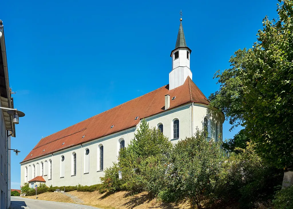 Klosterkirche St. Antonius von Padua, lang gestreckter Spätbarockbau mit Dachreiter über dem Chor, 1654/58, verlängert 1737