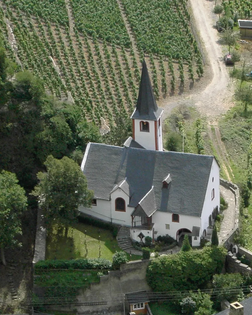Michaelskapelle in Alken (Mosel) vom Oberfeller Bleidenberg aus gesehen (selbst fotografiert / gemeinfrei) - Ausschnitt aus einem größeren Foto