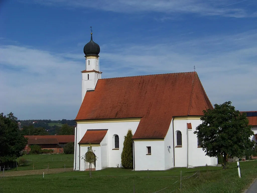 Pfarrkirchen, Untergrasensee 82. Katholische Filialkirche St. Nikolaus, spätgotischer Saalbau, im Kern 15. Jahrhundert, um 1700 barockisiert; mit Ausstattung.