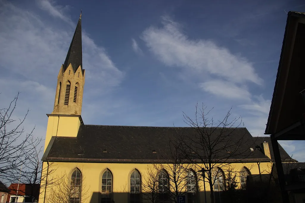 Saalbau mit eingezogenem Chor und westlichem Fassadenturm mit Spitzhelm, im Kern mittelalterlich, Umbau 1613, Langhauserweiterung 1860, mit Ausstattung