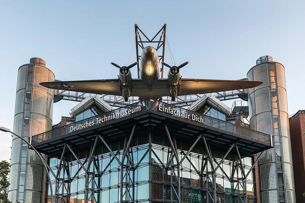 Deutsches Technikmuseum Berlin. Auf dem Dach steht eine C-47 Skytrain auch bekannt als „Rosinenbomber“