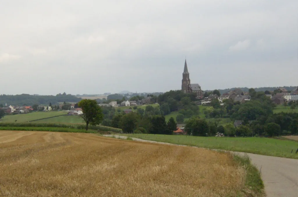 Zicht op de dorpskerk in Vijlen. De foto is genomen aan de rand van het Vijlnerbos. Foto is zelf genomen door P.G.Verhoeven met een digitale olympus camera, die het vrij gebruik van de afbeelding toestaat. Datum: augustus 2005