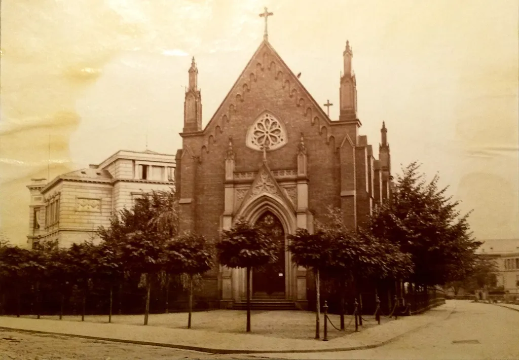 Foto eines unbekannten Fotografen, das die Kirche noch vor der Erweiterung und dem Anbau des Turms 1887/88 zeigt, aus einem Fotoalbum eines englischen Kurgasts in Wiesbaden, vor 1887, Privatsammlung Wiesbaden.