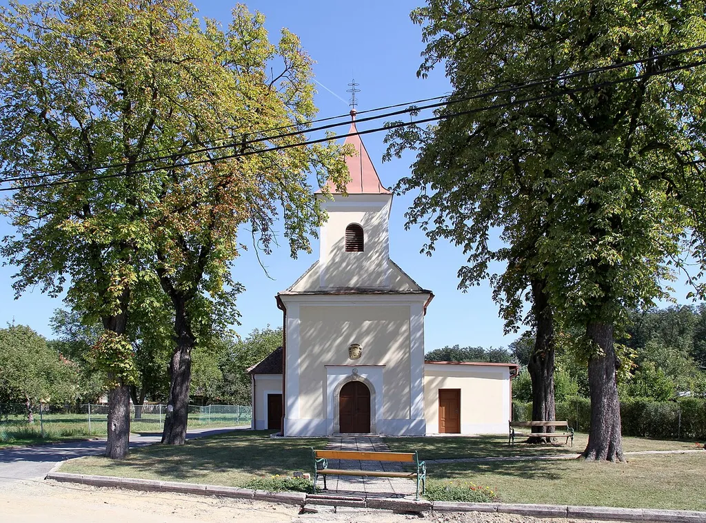 Katholische Filialkirche Zur Unbefleckten Empfängnis in Langental, ein Ortsteil der burgenländischen Gemeinde Großwarasdorf. Ein kleiner Sakralbau, errichtet 1868, mit Fassadentürmchen und eingezogener Rundapsis.