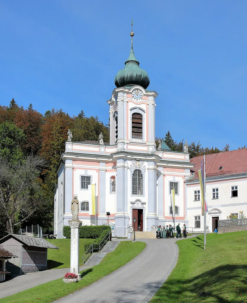 Südostansicht der Kloster- und Wallfahrtskirche Hilfreiche Jungfrau Maria in Mariahilfberg, ein Weiler und Wallfahrtsort in der niederösterreichischen Marktgemeinde Gutenstein.Die Kirche wurde anstelle einer 1705 abgebrannten Kirche in vergrößerter Form von 1710 bis 1721/24 neu errichtet. Davor eine Maria-Immaculata-Statue aus dem 19. Jahrhundert auf einem Schaft mit Kapitell um 1700.