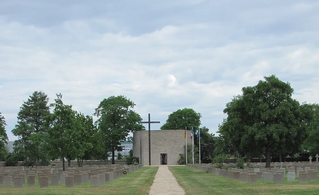 Cimetière militaire allemand de Dagneux dans l'Ain. Vue de l'ossuaire et du cimetière.