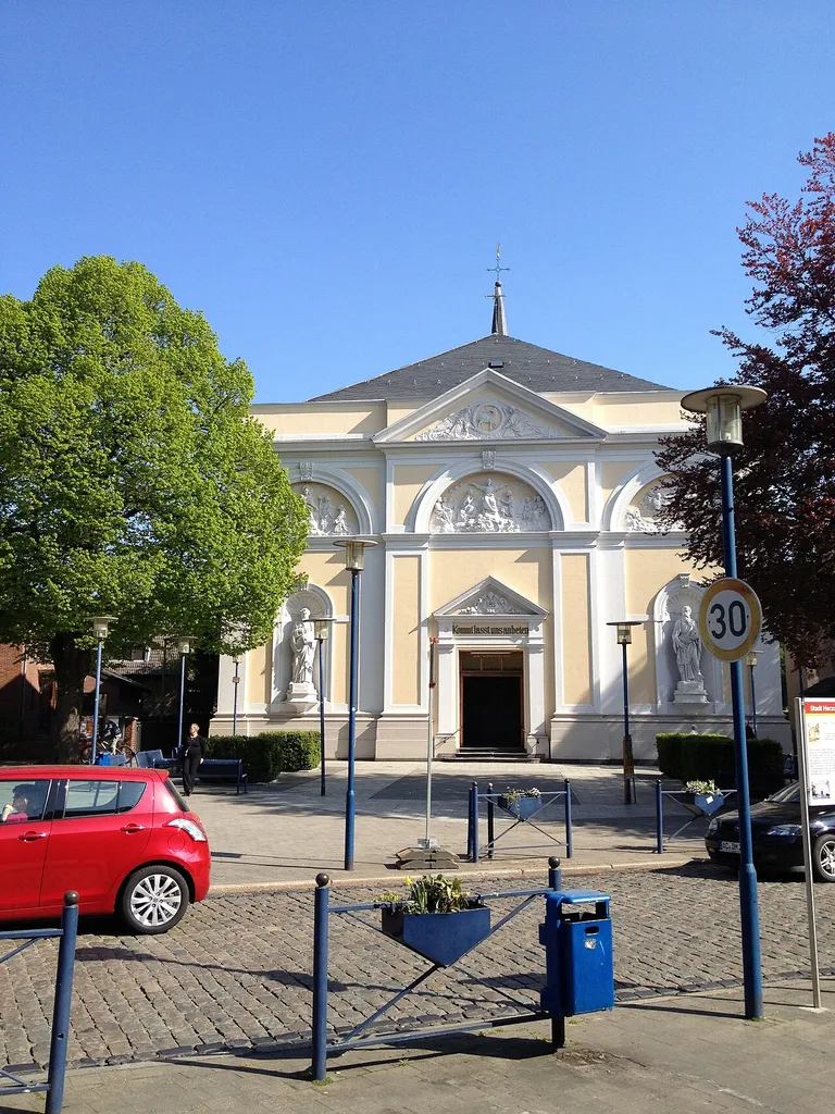 Übergiebelte Westfassade mit Sandsteinverblendung und Skulpturenschmuck