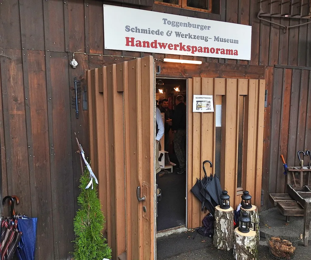 Eingang zum Handwerkspanorama des Toggenburger Schmiede- und Werkzeigmuseum Bazenheid, Schweiz