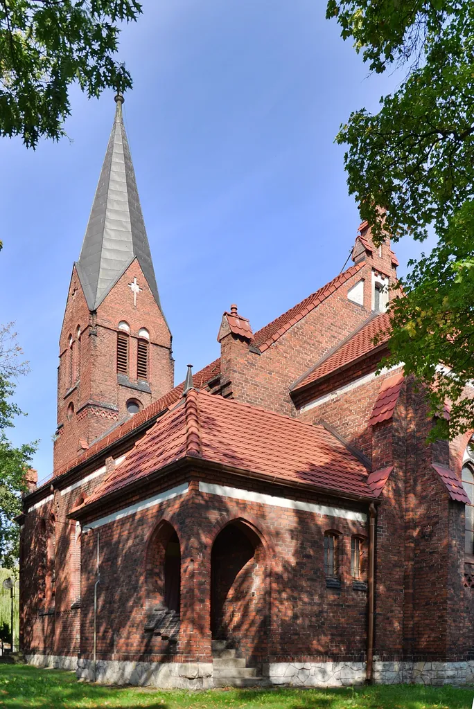 Kędzierzyn-Koźle, ul. Głowackiego 17 - kościół ewangelicko-augsburski, widok na tył kościoła (zabytek nr 04/2001 z 30.08.2001)