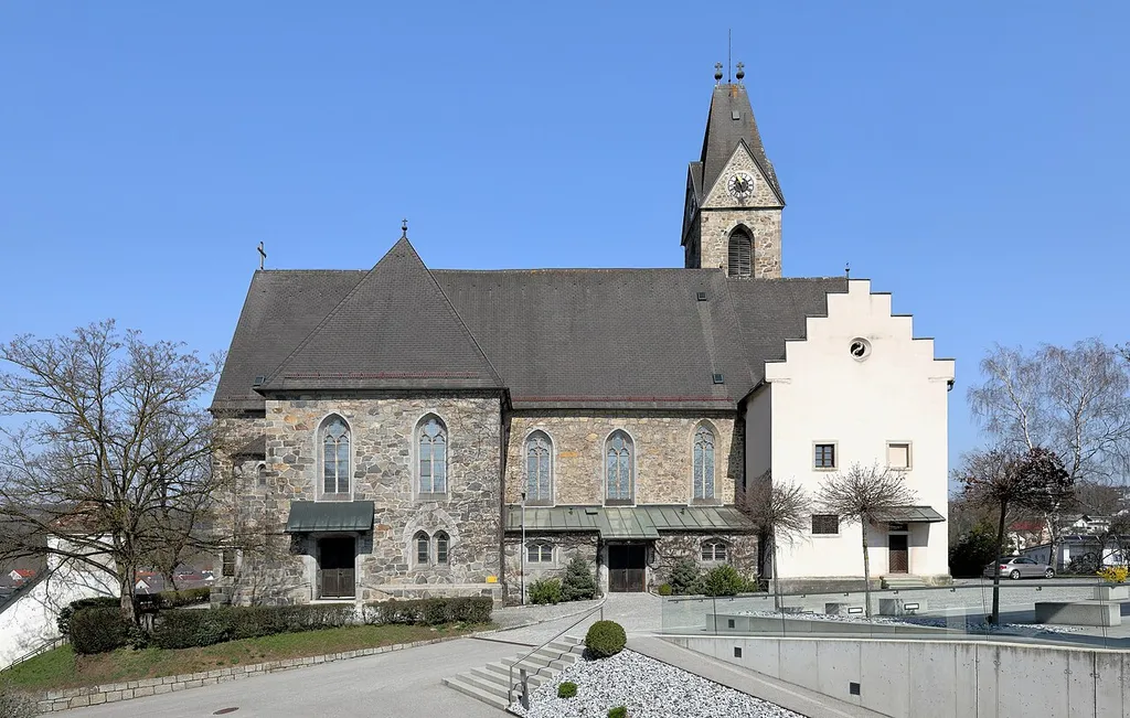 Südansicht der röm.-kath. Pfarrkirche hll. Philipp und Jakob in der oberösterreichischen Marktgemeinde Schwertberg.Die spätgotische Hallenkirche wurde um 1500 errichtet. Um 1700 erfolgte der Anbau der zweigeschossigen Sakristei. 1913/14 wurde nach Plänen von Dombaumeister Matthäus Schlager die Pfarrkirche auf die heutige Größe und Form erweitert. Der bestehenden Kirche wurde westseitig ein dreijochiger Anbau in Kreuzesform und an den beiden Längsseiten ein zweischiffiger Zubau in Fensterhöhe angefügt, sowie der Kirchturm erhöht.