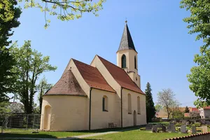 Kirche (mit Ausstattung), Kirchhof mit Einfriedung, verschiedenen Grabmalen und einer Grabanlage Mitteldorfstraße 4