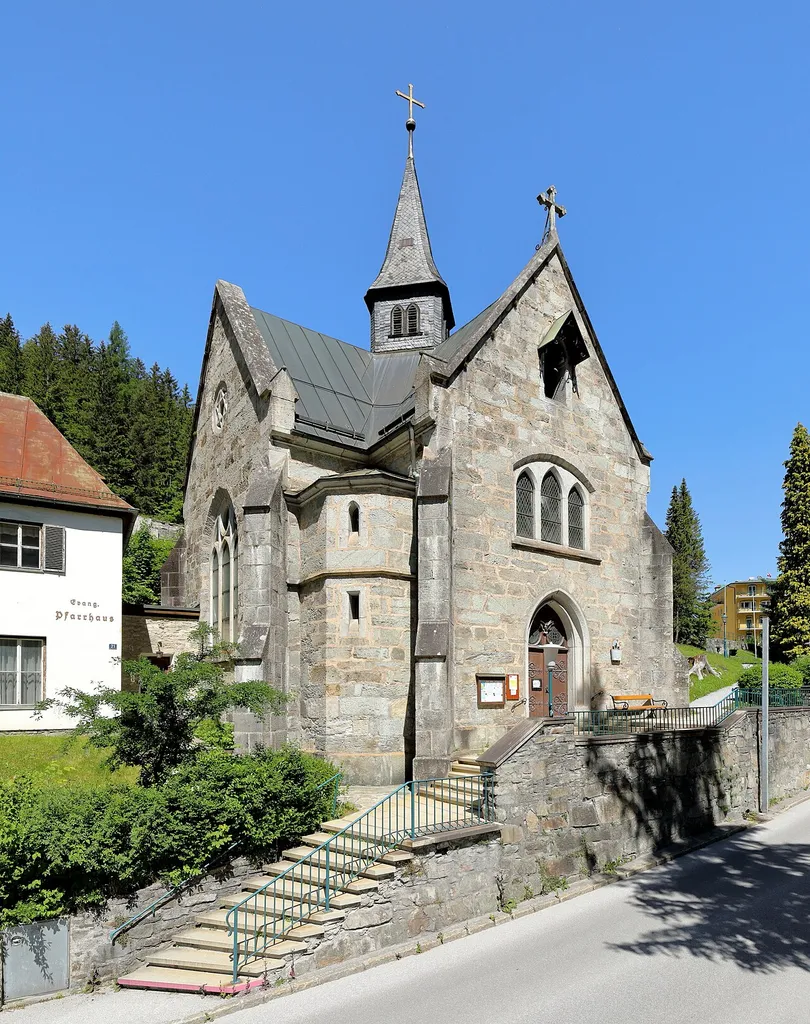 Südostansicht der evangelischen Christophoruskirche in der Salzburger Gemeinde Bad Gastein. Der steinschichtige Quaderbau über Kreuzgrundriss mit zentralem Glockenturm und im neugotischen Stil wurde ab 1868 (Grundsteinlegung am 19. Juli) nach Plänen des Berliner Oberbaurats Wilhelm Salzenberg (1803-1887) errichtet und am 6. Juli 1872 geweiht.