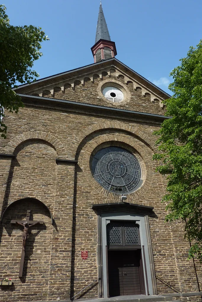 katholische Pfarrkirche St. Lubentius in Kobern-Gondorf, Westfassade mit Hauptportal
