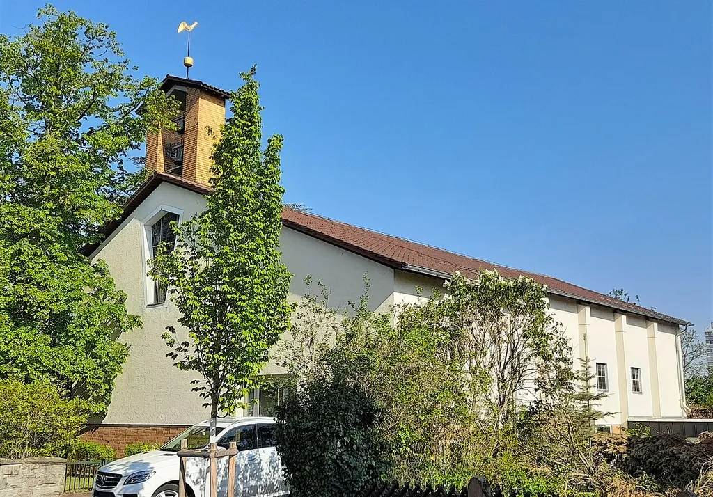 Außenansicht der evangelisch-reformierten Buchenbuschkirche in Neu-Isenburg von Südosten