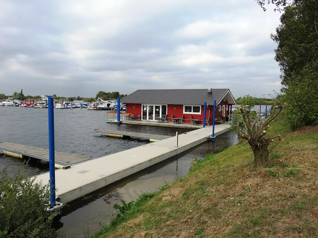 Die schwimmende Gaststätte Smokey Island der Marina Wieltsee